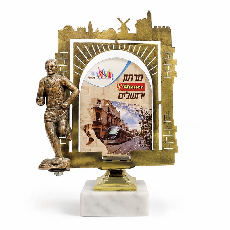 גביע קונספט העיר עם פסלון ריצה