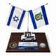 מעמד הוקרה ייצוגי עם דגם ניידת משטרה ודגלים