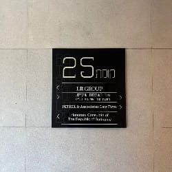 שלט פרספקס שחור יוקרתי בהדפסת UV