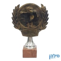 קולקציית גביעי רטרו בגימור זהב עתיק וברונזה, כולל גביע עם ידיות ופסלוני ספורטאים על בסיסי שיש כהים.