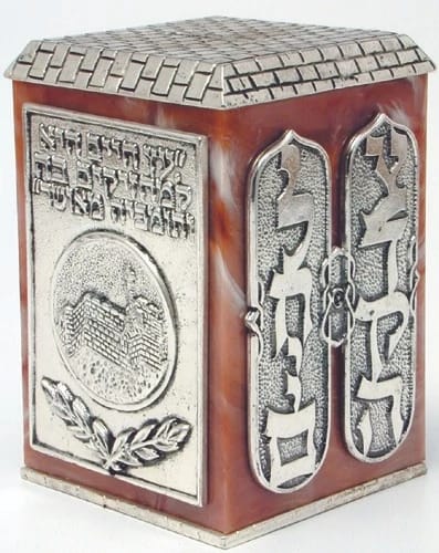 קופת צדקה אדום כהה "חיים לצדקה" עם עיצוב מטבע ירושלים