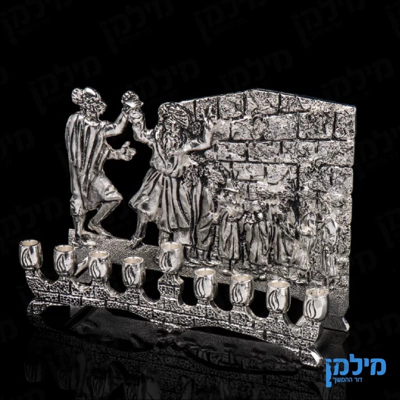 חנוכייה כליזמרים מרקדים בכותל