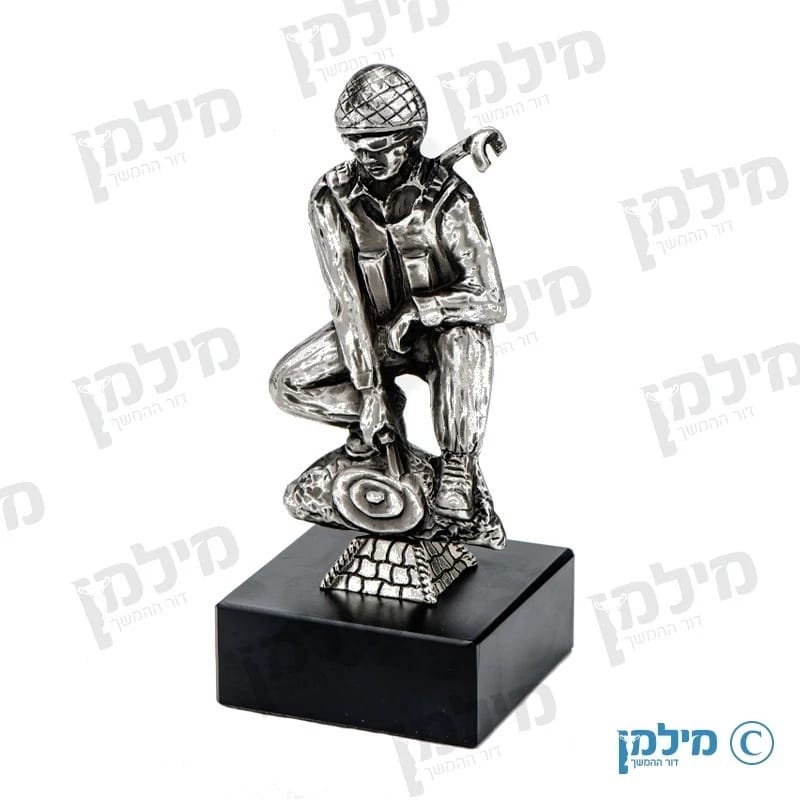 פסלון לוחם הנדסה ביציקה