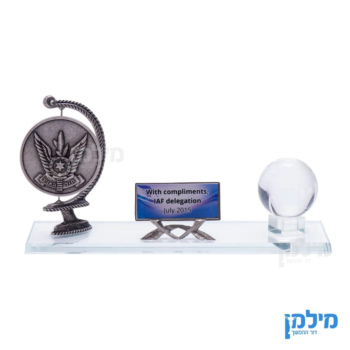 מעמד זכוכית עם מטבע מסתובב וגלובוס