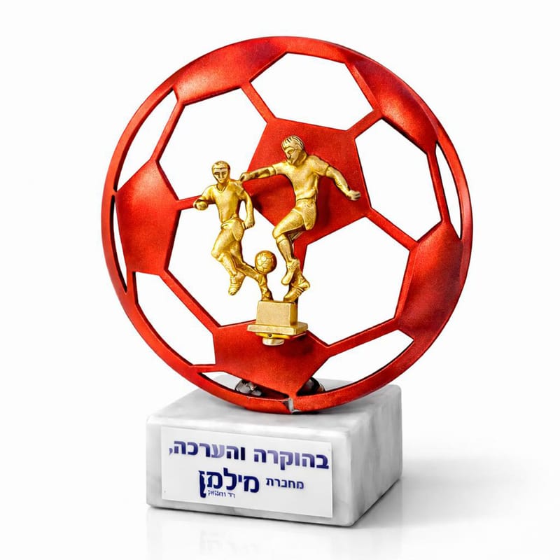 פסלון כדורגל בצבע אדום