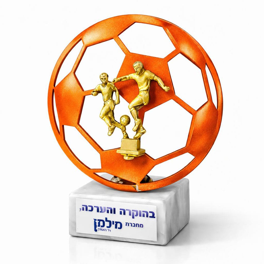 פסלון כדורגל בצבע אדום