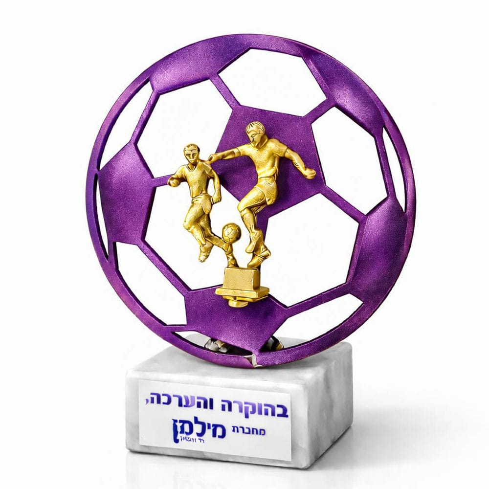 פסלון כדורגל בצבע אדום
