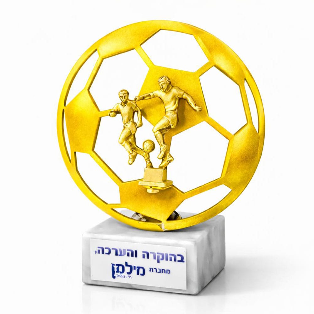 פסלון כדורגל בצבע אדום