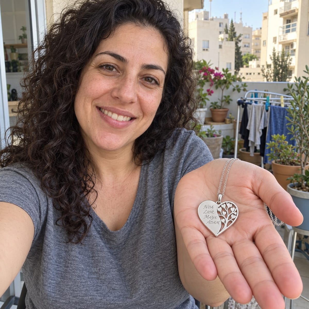 תליון לב עם שמות חרוטים ועץ החיים - גודל אמיתי ביד